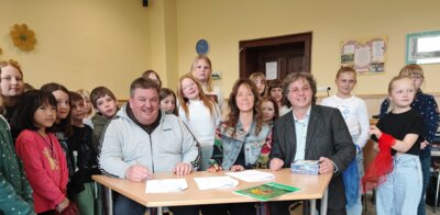 Auf dem Foto: v.l. Sven Gregor, Landrat Landkreis Hildburghausen, Ina Gerlof, Leiterin des Schullandheimes „Am Bleßberg“ und Dr. Gerald Slotosch, Geschäftsführer Naturpark Thüringer Wald e.V., bei der Unterzeichnung des Kooperationsvertrages in Schirnrod. (Bild vergrößern)