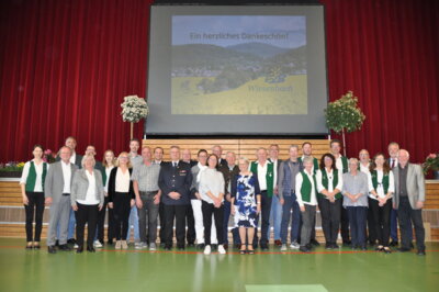 Die Geehrten, sowie Bürgermeister Grabenbauer und seine Stellvertreter Lopez und Bühler (Bild vergrößern)