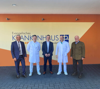 v. l. n. r.: Guido Wernert (KHDS-Geschäftsführer), Dr. med. Daniel Benner (Ärztlicher Direktor), Jörg Geenen (stv. Geschäftsführer),  Dr. med. Peter Flies (Ärztlicher Direktor) und Rolf-Peter Leonhardt (KDHS-Verwaltungsratsvorsitzender)