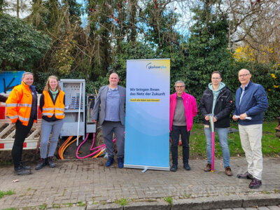 Mit einem symbolischen Fototermin startete der Glasfaserausbau im Stadtgebiet Pritzwalk. Foto: Stadt Pritzwalk (Bild vergrößern)