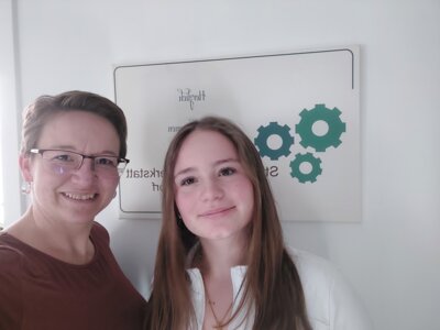 Ein zufriedenes Lächeln nach einem gelungenen Einblick in die Logopädie, Schwerpunkt Kindertherapie