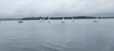 Um diese Boje herum! Jugendliche steuern bei leichtem Wind den besten Kurs (Bild vergr&ouml;&szlig;ern)