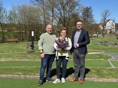 Sarkaot Haji und Magdalena Swierczek vom Eiscafé Lenaro sowie Bürgermeister Christopher Gärtner freuen sich auf die Zusammenarbeit und auf die neue Spielgolf-Saison.