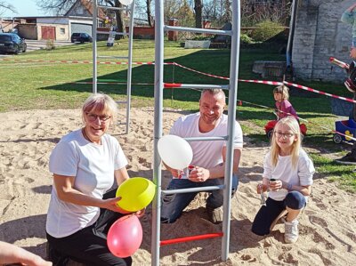 Pinselstrich in Thurau - Neuer Spielplatz wird eröffnet (Bild vergrößern)