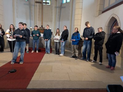 Die Konfirmandinnen und Konfirmanden stellen sich der Gemeinde vor. (Bild vergrößern)