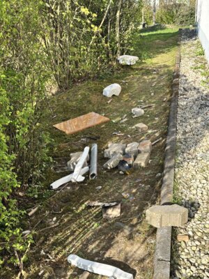 Das Gelände rund um die Kirche ist kein Spielplatz und kein Müllplatz