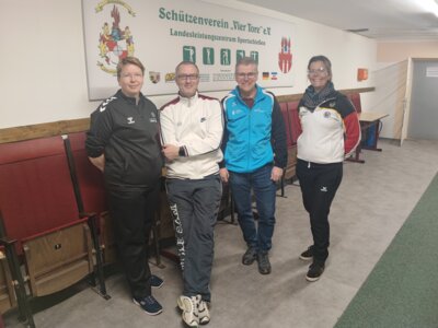 am LLZ in Neubrandenburg - v.l.n.r. Heimtrainer SV Vier Tore Susanne Blömer und Nico Nörenberg, Landestrainer Ralf Schumann, Bundestrainerin Jördis Grabe