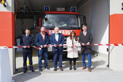 Banddurchschnitt am Feuerwehrgerätehaus (Bild vergrößern)