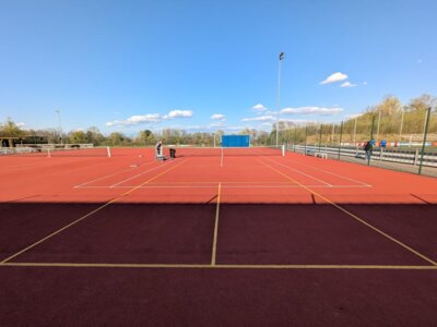 Neue Pickleball-Linien noch ohne Pickleball-Netz