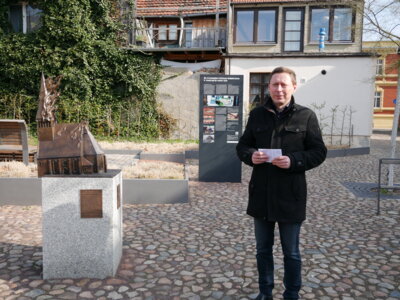 Foto: Rolandstadt Perleberg/Renè Hill | Axel Schmidt bei der offiziellen Übergabe der Informations-Stele auf dem St.-Nicolai-Kirchplatz.