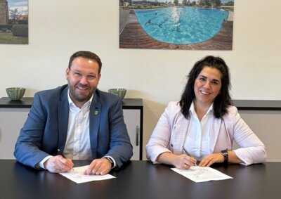 Samtgemeindebürgermeister Gero Janze und Altena Wolter bei der Unterzeichnung des Pachtvertrages für das neue Bistro im frisch sanierten Freizeitbad Grasleben. (Bildquelle: Samtgemeinde Grasleben)
