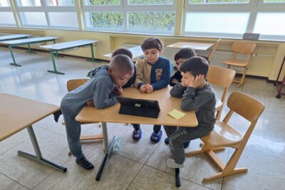 Klasse 3d und 1b: Der rote Regenschirm