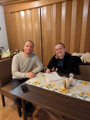 Linda Opfermann und Vorstand Norman Braunschweig unterzeichen die Stellenbesetzuungsanzeige! (Bild vergrößern)