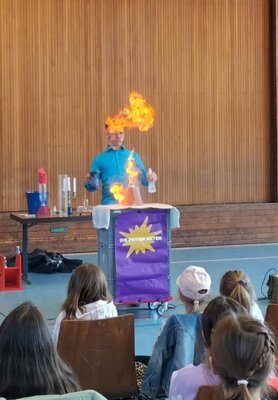 Meldung: Die Physikanten: Feuerball und Wasserschwall