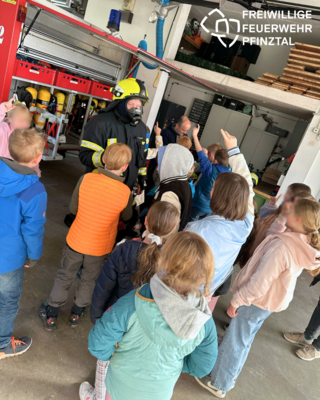 Grundschule zu Besuch im Feuerwehrhaus Kleinsteinbach (Bild vergrößern)