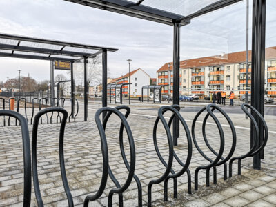 Mobilität ist das Thema einer Veranstaltung im Rahmen der Pritzwalker Zukunftswoche am Mittwoch, 7. Mai. Bei der Neugestaltung des Bahnhofsumfeldes wurden unter anderem neue Fahrradstellplätze angelegt. Foto: Stadt Pritzwalk (Bild vergrößern)