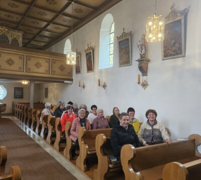 Beim Kreuzweg in der Filialkirche Krailing: Vorsitzende Helga Schnitzbauer und Geistlicher Beirat Pfarrvikar Anton Kopp (vo.) mit den weiteren Mitgliedern des Frauen- und Müttervereins Prackenbach-Krailing.