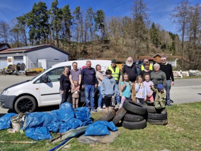Ramadama als Aktion des Dorfvereins Hagengrub