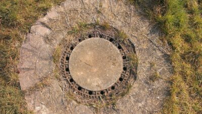 Überstehende Wasser- bzw. Abwasserschächte in Privatgrundstücken (Bild vergrößern)