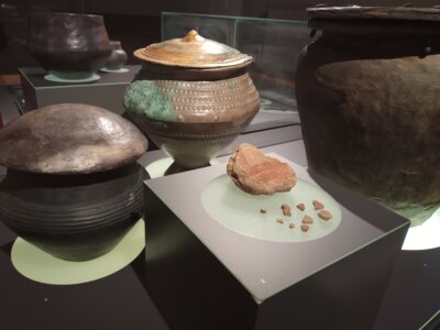 Foto: Rolandstadt Perleberg/Anja Pöpplau | Das Wandputzfragment in der Ausstellung des Museums.