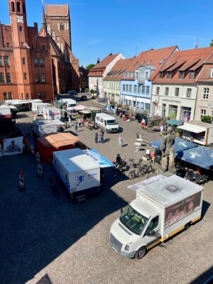 Foto: Rolandstadt Perleberg | Blick auf den Wochenmarkt auf dem Großen Markt.