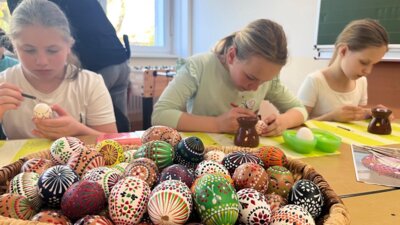 Mit Wachs und Federn werden die Eier bemalt. (Bild vergrößern)