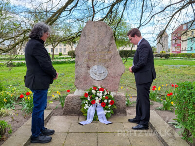 Einen Kranz legten Siegbert Winter und Christopher Nowak am Gedenkstein auf dem Platz des Friedens nieder. Foto: Stadt Pritzwalk (Bild vergrößern)