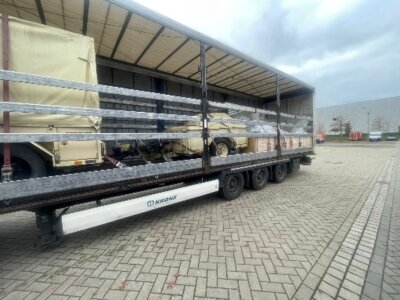 Feldküchen und ein mobiler Sportplatz (Bild vergr&ouml;&szlig;ern)
