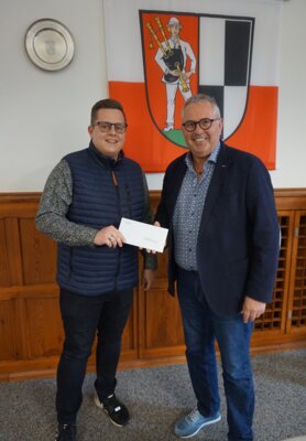 Bild von links: Elternbeiratsvorsitzender Benjamin Rauch und Erster Bürgermeister Stefan Busch (Bild vergrößern)