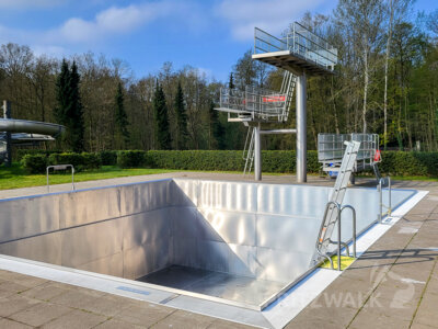 In der Woche vor Ostern waren die Edelstahlbecken im Hainholz-Schwimmbad noch leer. Sie wurden gereinigt und werden dann wieder mit frischem Wasser gefüllt. Foto: Stadt Pritzwalk (Bild vergrößern)