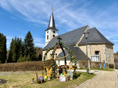 Meldung: Osterbrunnen vor der Kirche