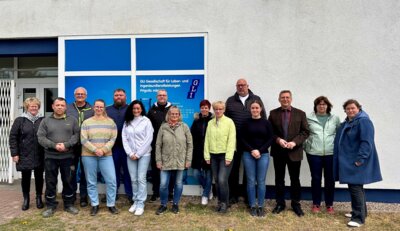 Bürgermeister Dr. Oliver Hermann (2.v.r), Geschäftsführer Matthias Fischer (5.v.r) und das Team der Gesellschaft für Labor- und Ingenieurdienstleistung Prignitz mbH  I Foto: Gabriele Hahn (Bild vergrößern)