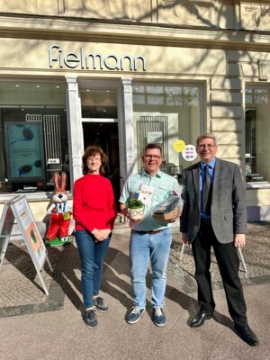 Fielmann-Niederlassungsleiter Gordon Richter (m), Bürgermeister Dr. Oliver Hermann und Anke Hahn vom Wittenberger Interessenring I Foto: Gabriele Hahn (Bild vergrößern)
