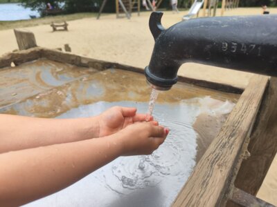 Wasserpumpen auf Spielplätzen wieder in Betrieb