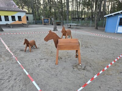 Neue Pferdchen auf dem Gelände der Hans-Grade-Grundschule in Borkheide