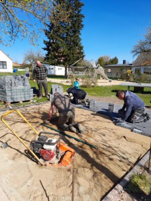 Erinnerung wachhalten – eine Stele für Ernst Stadtkus sowie eine Klönbank in Rehfeld