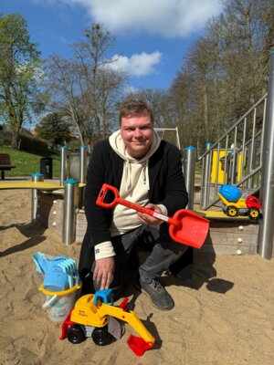 Foto zu Meldung: Osterüberraschung für die Spielplätze: Michael Großmann spendet Spielzeug für Kinder
