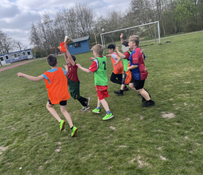 Fußballturnier Schüler*innen gegen Erwachsene