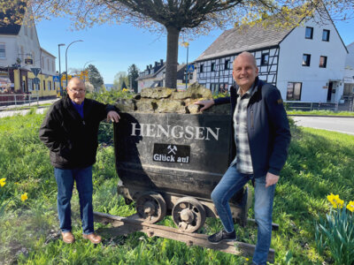 Foto zur Meldung: Ein ungewöhnliches Geschenk: Eine historische Lore für den Kreisel in Hengsen