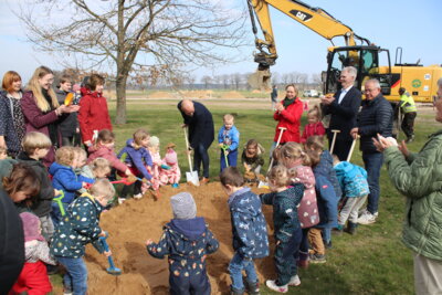Foto zur Meldung: Buddeln mit Plan – 1. Spatenstich Kita Sülstorf