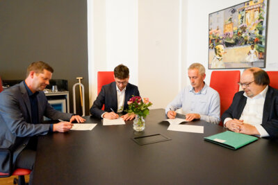 Bei der Vertragsunterzeichnung im Rathaus (von links): Nico Kraft (WAG-Vorstand), Oberbürgermeister André Neumann, Detlef Wittig (WAG-Vorstand) und Bürgermeister Frank Rosenfeld. Foto: Franziska Ebert (Bild vergrößern)