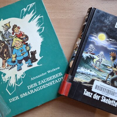 Foto: Rolandstadt Perleberg/Susann Fritz | Aus diesen beiden Büchern lasen die Gymnasiasten den Zweitklässlern vor.