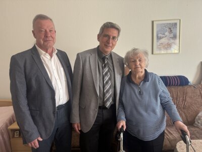 Rainer Neumann und Dr. Oliver Hermann gratulieren Erna Heider zum 100. Geburtstag (v.l.n.r.) | Franziska Lenz (Bild vergrößern)
