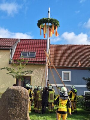 Foto zur Meldung: Ein Zeichen gelebter Tradition: Maibaumaufstellung in unserer Gemeinde