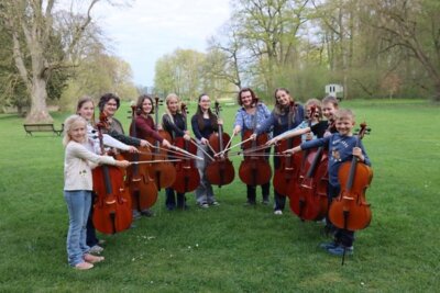 Das Celloensemble im Probenlager in Dreilützow. Foto: Martin Keller