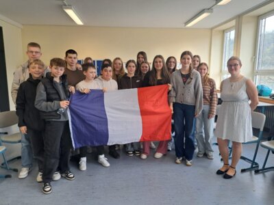 Die Klasse 8b war begeistert vom Besuch des FranceMobil