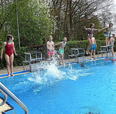 Anschwimmen im Freibad - Eröffnung durch Kinder der FWS (Bild vergrößern)