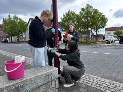 Meldung: Jugendliche verschönern Stadtbild und lernen dabei etwas über verbotene Symbole