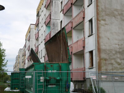 Foto: Rolandstadt Perleberg/Renè Hill | Der Wohnblock Thomas-Müntzer-Straße 2 - 10 wird gerade entkernt. Danach erfolgt der Rückbau.