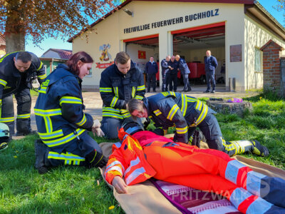 Wie man einem verunglückten Motorradfahrer den Helm richtig abnimmt, lernten die Feuerwehrleute an der Station in Buchholz. Foto: Stadt Pritzwalk (Bild vergr&ouml;&szlig;ern)